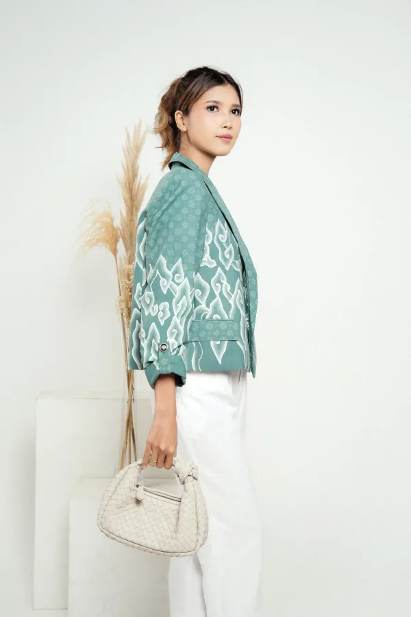 Blazer Batik Wanita Crop Megamendung Sinta - Image 2