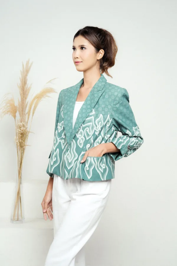 Blazer Batik Wanita Crop Megamendung Sinta - Image 4