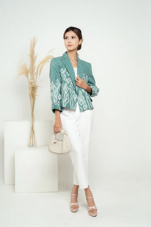 Blazer Batik Wanita Crop Megamendung Sinta - Image 3