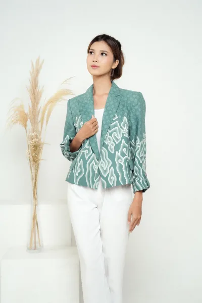 Blazer Batik Wanita Crop Megamendung Sinta